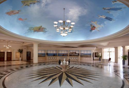 拉多斯林多斯公主海滩酒店 的大堂设有天花板,上面有鱼画