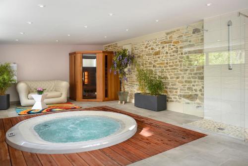 克莱西赛特诺曼德之家酒店的一间大浴室,内设热水浴缸
