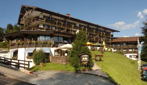 贝希特斯加登科隆普林兹酒店的一座位于山丘上的酒店,