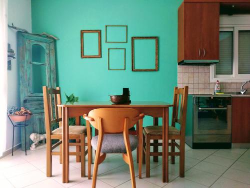克拉默特Dimitris Luxury Apartment的一间厨房,内设一张木桌和椅子