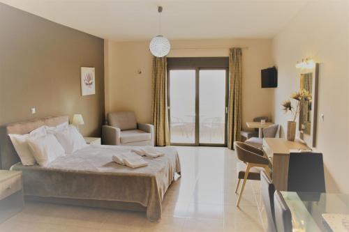 里科索翁Phaedra Suites的一间酒店客房,一间设有一张床和一张书桌