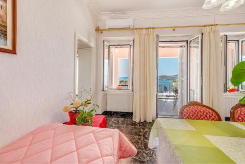 埃尔莫波利斯沃兰达锡罗斯旅馆的一间卧室配有一张床铺和一张桌子,并设有一个阳台