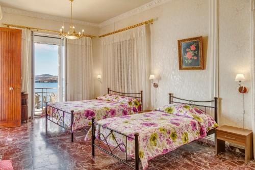 埃尔莫波利斯沃兰达锡罗斯旅馆的酒店客房设有两张床和一个阳台。