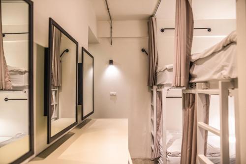 曼谷曼谷果酱旅馆的走廊设有多张双层床和镜子