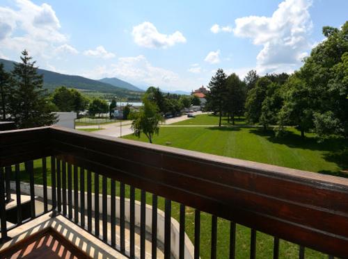 普拉韦茨Pravets Spa Resort Apartments的享有公园景致的阳台
