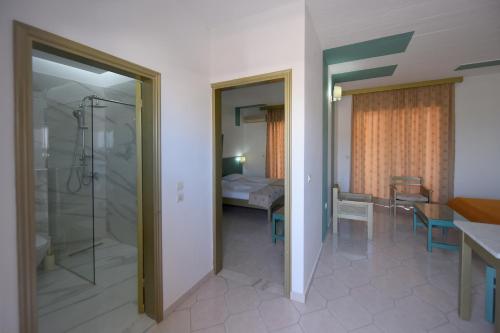 伊利索斯特力安塔酒店公寓的带淋浴的浴室以及带卧室的客房。