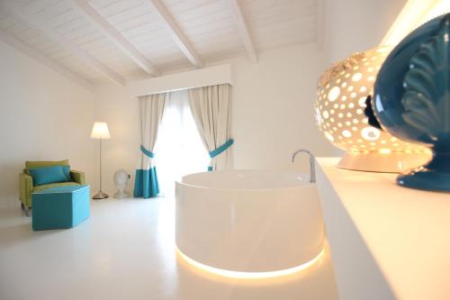 特罗佩阿Il Borghetto Creative Resort的一间客厅,位于房间中间,配有浴缸