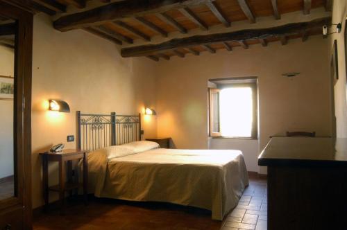 卡普雷塞·米开朗基罗Buca di Michelangelo的一间卧室设有一张床和一个窗口