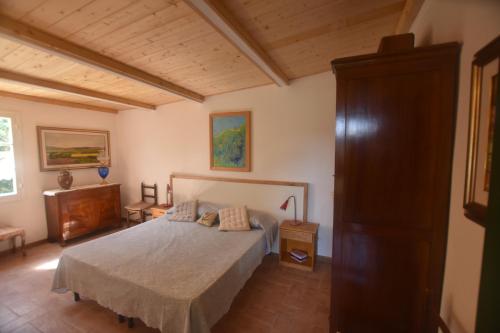 斯培西亚Casa di Dino alla Brusa的卧室配有一张床