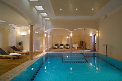 布雷根茨沃尔德地区奥Alpen Hotel Post的大型客房的大型游泳池