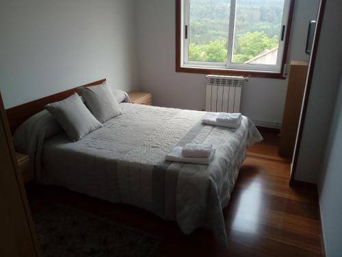欧德鲁佐Apartamento Cefas的一间卧室配有一张床,上面有两条毛巾