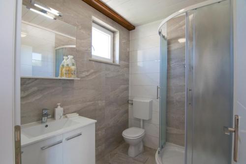 塞尔察Villa Ancora的浴室配有卫生间、盥洗盆和淋浴。
