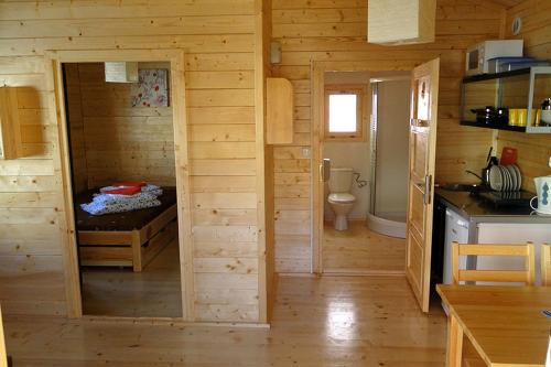 库瑞尼卡慕斯卡LIDO - domy letniskowe z klimatyzacją的小木屋设有床和卫生间