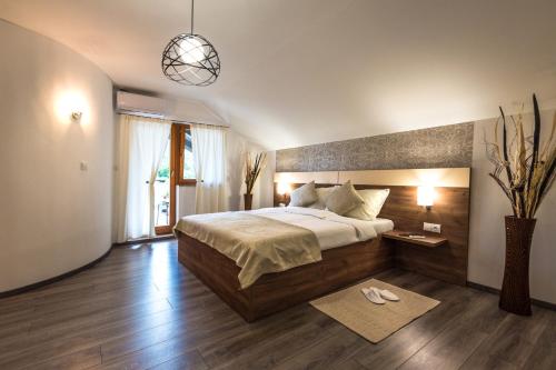 科雷尼察Guest House Vana的一间卧室配有一张大床和吊灯
