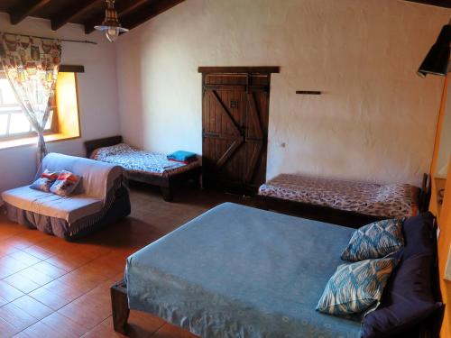 拉奥利瓦索列里奥乡村民宿的一间带两张床和一张沙发的客厅