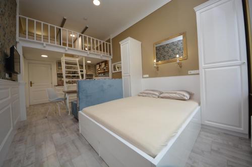 萨拉热窝Best of Bascarsija apartments的卧室配有一张白色大床和一张书桌