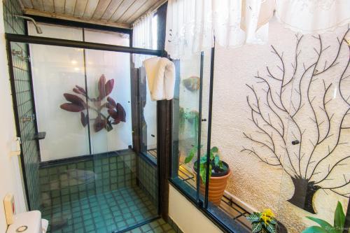 蒂拉登特斯普萨达特利姆都依姆普拉多尔酒店的一间带鱼缸和窗户的浴室