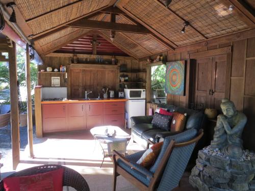 科罗曼德镇Bali Haven的带沙发的客厅和厨房