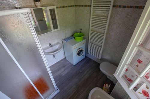 卡尼洛瑞维拉le palme的带淋浴、盥洗盆和卫生间的浴室