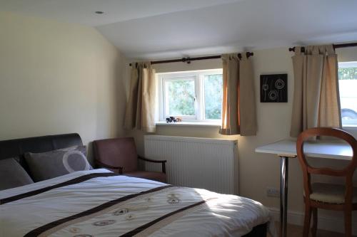 ImminghamHawthorn House的一间卧室配有一张床、一张书桌和一个窗户。
