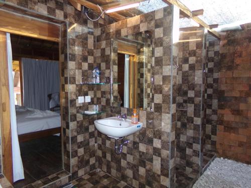 乌鲁瓦图绿碗海滩别墅的一间带水槽和镜子的浴室