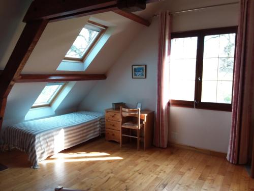La Roche-lʼAbeilleMaison Maton的客房设有2扇窗户、1张床和1张书桌。