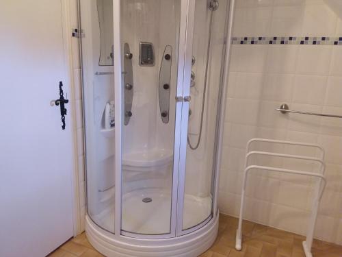 La Roche-lʼAbeilleMaison Maton的浴室里设有玻璃门淋浴