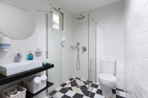 梅图拉梅图拉旅游酒店的浴室配有卫生间、盥洗盆和淋浴。