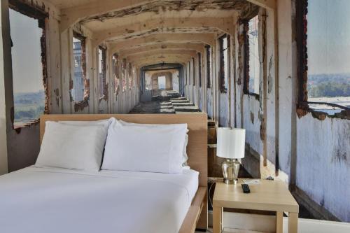 迈阿密Krymwood Flats Wynwood - By RocketStay的一间火车室卧室,配有一张床