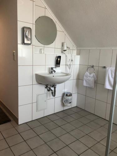 路德维希堡波塞顿酒店的一间带水槽和镜子的浴室