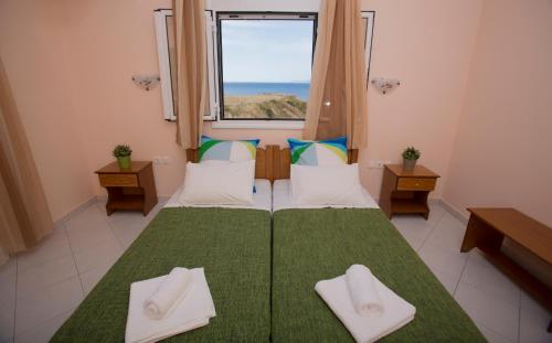 希伊Agnanti的一间卧室设有一张大床和窗户