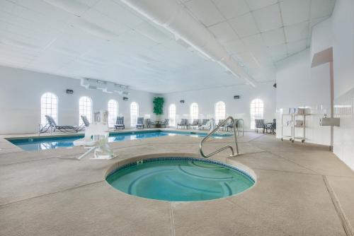 拉斯维加斯拉斯维加斯豪顿套房酒店的一个带游泳池的大型白色客房中的游泳池