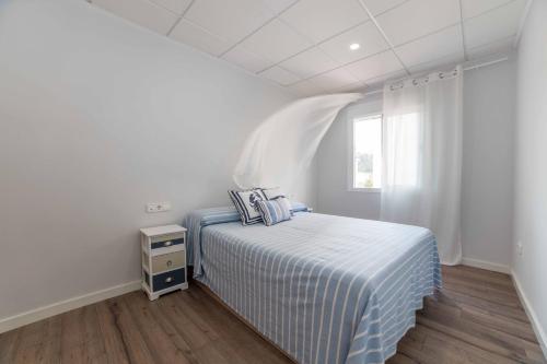 圣卡洛斯拉腊皮塔Apartamento Constancia的白色的卧室设有床和窗户