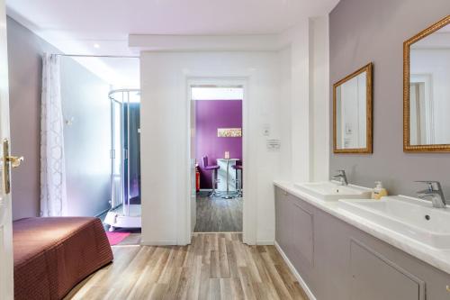 柏林Dilo Apartments - MyGold Apartment 120 SQM的白色的浴室设有水槽和镜子