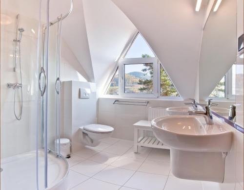 穆希纳Pensjonat Jaga的白色的浴室设有水槽和淋浴。