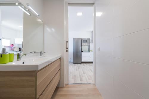 莫甘Beyond Amadores by Vector的白色的浴室设有水槽和冰箱。
