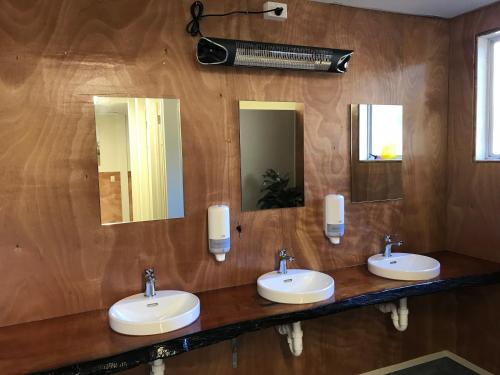 国家公园汤加里罗假日公园的浴室设有3个水槽和2面镜子