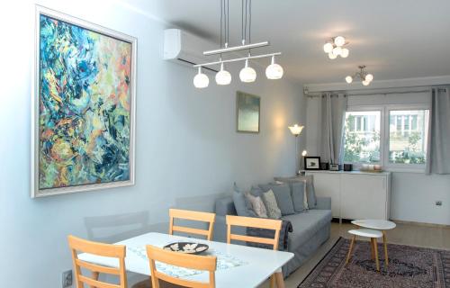 索非亚Cozy Apartment in the very centre of Sofia的客厅配有桌子和沙发