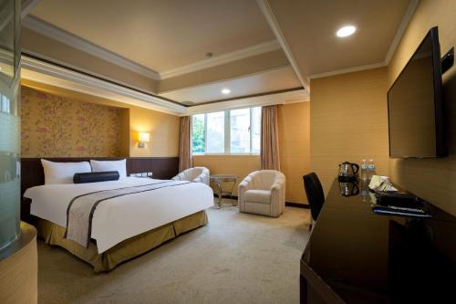 台北上华旅馆的酒店客房,配有床和电视