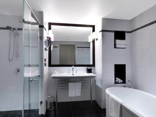 悉尼悉尼阿莫拉吉姆森酒店的一间带水槽、浴缸和镜子的浴室