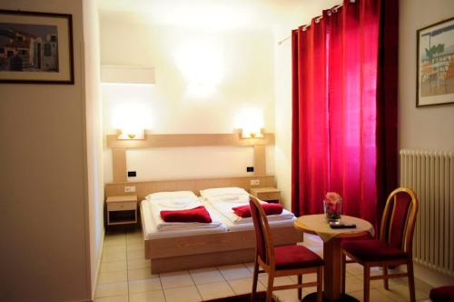 拉伊韦斯艾尔伯格卡萨格兰德酒店的一间卧室配有一张床和一张桌子及椅子