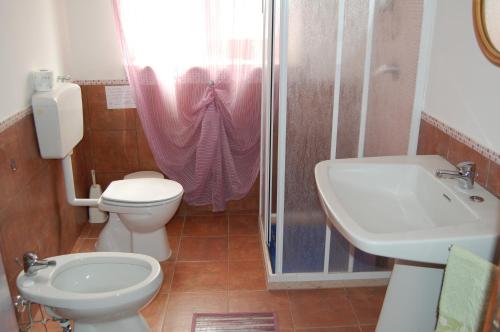 利扎诺COOEE Surf House and Hospitality的浴室配有卫生间、淋浴和盥洗盆。