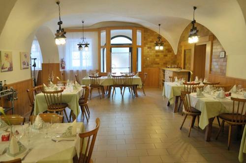拉伊韦斯艾尔伯格卡萨格兰德酒店的一间在房间内配有桌椅的餐厅