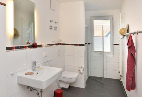 格洛韦Bernstein Suite的白色的浴室设有卫生间和水槽。