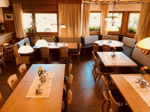奥布施泰希Pension Aschlandhof的餐厅设有桌椅和窗户。