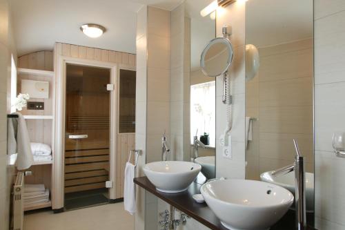 施韦比施哈尔Landhaus Wolf - wir freuen uns的浴室设有2个水槽和镜子