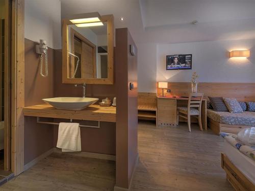 佛加里达Hotel Negritella的一间带水槽、床和镜子的浴室