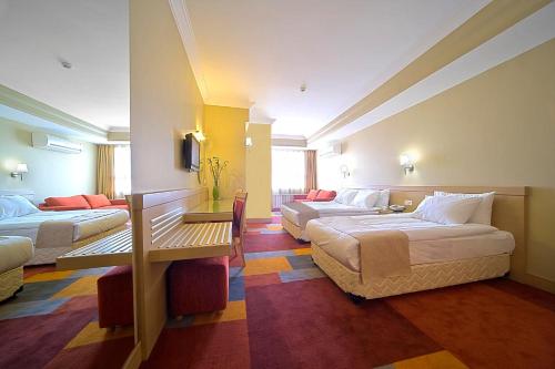 迪亚巴克尔迪亚巴克尔SV商务酒店的酒店客房设有两张床和一张桌子。