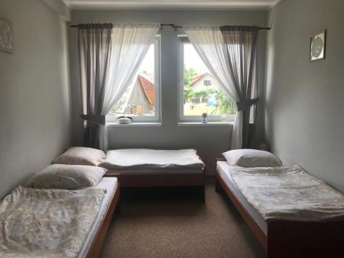 克鲁斯兹考采Pokoje gościnne Zuzanna Krupa的带窗户的客房内的三张床