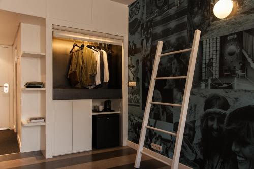 巴塞罗那Sixties Ramblas的带梯子的衣柜的房间